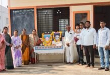 शिंदे आदर्श विद्यालयात सावित्रीबाई फुले, वामनराव शिंदे साहेब स्मृतिदिन साजरा
