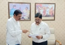 खासदार रवींद्र वायकर यांना अशोक कामटे संघटनेचे रेल्वे मागण्यांचे निवेदन