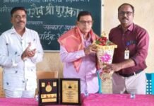 वीरशैव श्री’ पुरस्काराबद्दल प्रा. प्रबुद्धचंद्र झपके यांचा सांगोला विद्यामंदिरात भव्य सत्कार