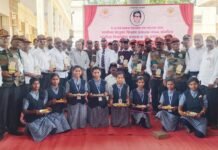 सांगोला विद्यामंदिरमध्ये तब्बल ८९ माजी सैनिकांना कृतज्ञतेचा पवित्र धागा बांधून सैनिक रक्षाबंधन
