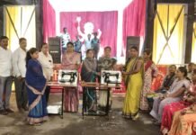 नृसिंह गणेश मंडळाचा अनोखा उपक्रम; 2 गरजू महिलांना शिलाई मशीनचे वाटप