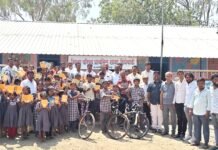 शिवभक्त जिवाजी महाले जयंतीनिमित्त विद्यार्थ्यांना शालेय साहित्य व तीन सायकलींची भेट