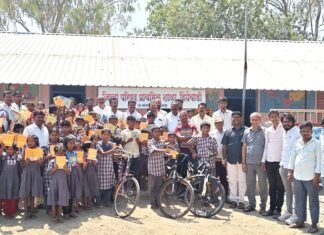 शिवभक्त जिवाजी महाले जयंतीनिमित्त विद्यार्थ्यांना शालेय साहित्य व तीन सायकलींची भेट